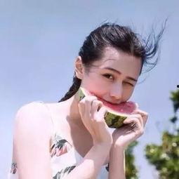 女生网红吃瓜图片高清,高清瓜果盛宴，女生网红带你领略视觉盛宴